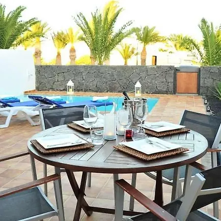 Playa Blanca Sleeps 6 Pool Air Con Wifi Apartment